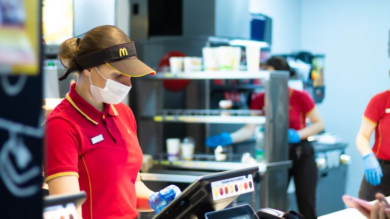 McDonald’s Employee Revealed to Be an OnlyFans Model: The Double Life Behind the Counter